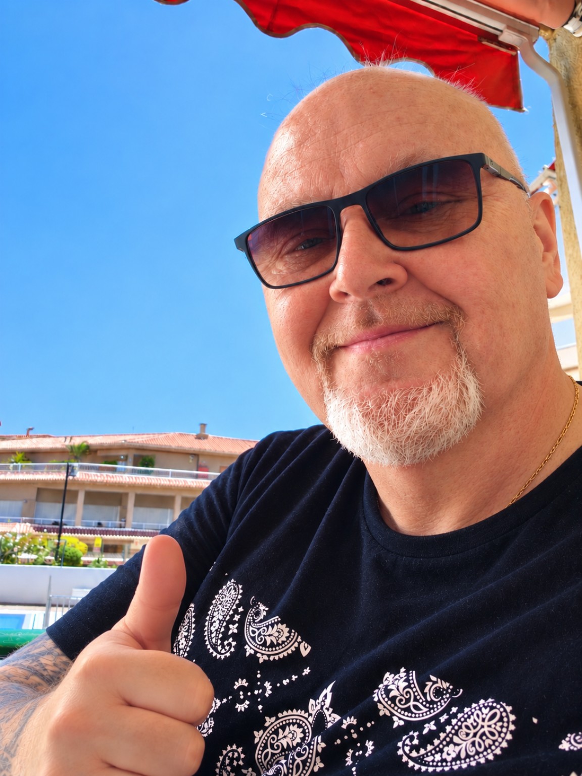 Lee Shaw, founder of WeightPilot, smiling and giving a thumbs up
